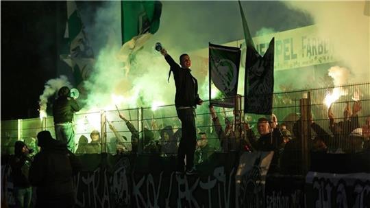 Die Polizei musste am Freitag eine Auseinandersetzung zwischen Anhängern des VfB Lübeck und der zweiten Mannschaft des Hamburger SV auflösen. (Archivbild)