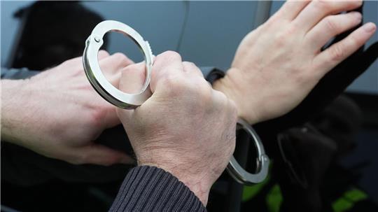 Die Polizei musste den Festgenommenen nach der