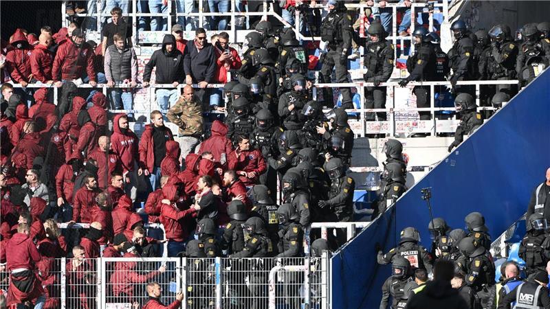 Die Polizei musste die Situation auf den Rängen nach dem Schlusspfiff beruhigen.