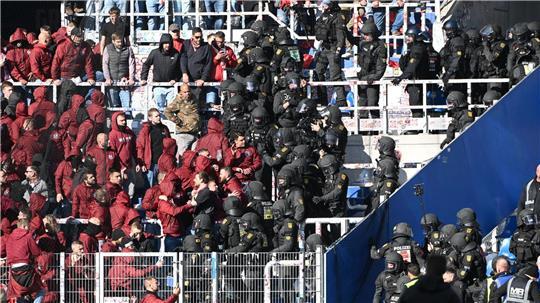 Die Polizei musste die aggressive Stimmung zwischen den Fan-Lagern beruhigen.