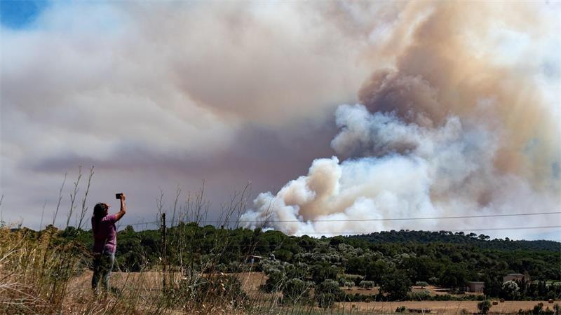 45.000 Spanier sollen wegen Waldbrand zu Hause bleiben Die Polizei nahm nach eigenen Angaben einen Mann fest, der das Feuer durch Arbeiten mit einem Funken schlagenden Trennschleifer ausgelöst haben soll.