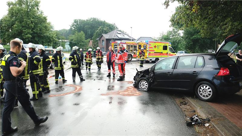 Unfälle am Wochenende: Fahrer waren betrunken – Polizei stoppt weitere Promillesünder Die Polizei nahm unmittelbar vor Ort die Ermittlungen zum Unfallhergang auf. Foto: Hillyer-Funke/Feuerwehren Samtgemeinde Oldendorf-Himmelpforten
