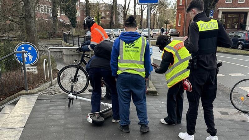 Die Polizei nimmt E-Scooter am Bahnhof in Stade unter die Lupe.