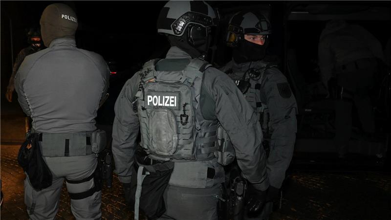 Die Polizei nimmt bei einer Razzia fünf Tatverdächtige fest.