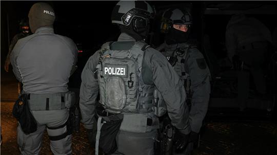 Die Polizei nimmt bei einer Razzia fünf Tatverdächtige fest.