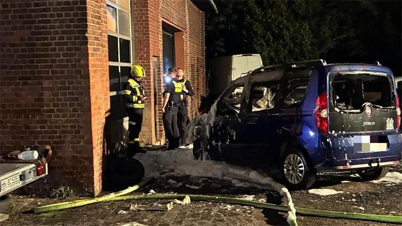 Pkw in Flammen: Feuerwehr rettet Wohn- und Werkstattgebäude in Stade Die Polizei nimmt die Ermittlungen zur Brandursache auf. Kreisbrandmeister Henning Klensang verschafft sich ein Bild.