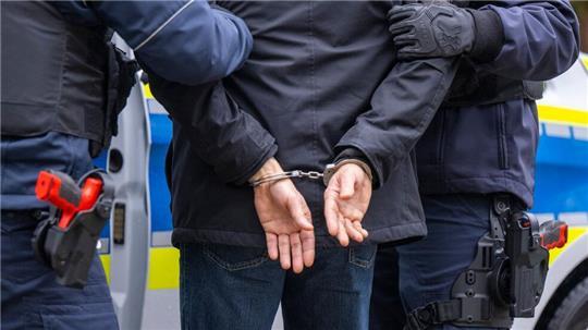 Die Polizei nimmt einen Mann fest. (zu dpa: «Dritte Festnahme nach gewaltsamem Tod eines 69-Jährigen»)
