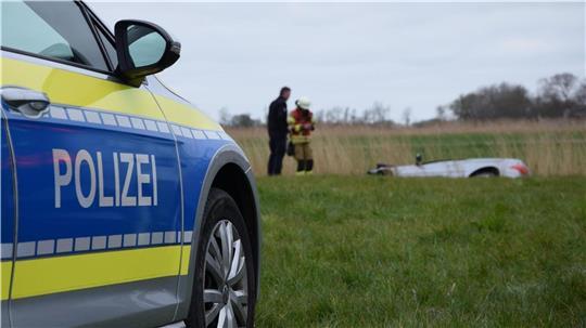 Die Polizei nimmt vor Ort die Spuren auf. Die Tatverdächtigen landeten mit ihrem Auto im Graben und flüchteten zu Fuß weiter.: