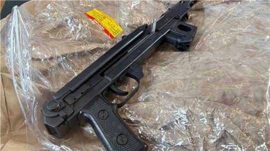 Waffenarsenal in Remscheid entdeckt Die Polizei präsentierte sichergestellte Waffen.