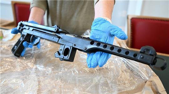 „Extrem gefährlich“: Polizei entdeckt riesiges Waffenarsenal Die Polizei präsentierte sichergestellte Waffen.