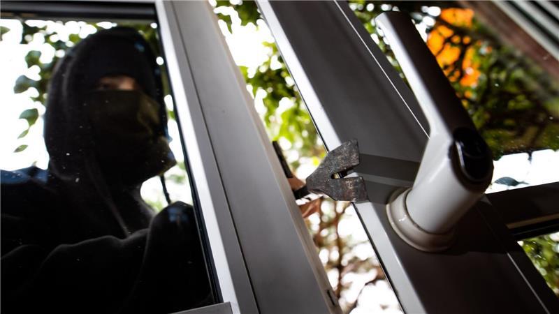 Polizei sieht Erfolg von Einbruchschutz Die Polizei rät, alle Fenster und Türen zu sichern. (Archivbild)