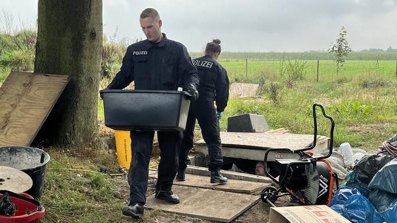 Die Polizei räumt die unterirdische Marihuana-Plantage nahe Kutenholz. Von außen war wenig zu sehen. Nachbarn wurden mit der Prepper-Legende beruhigt.