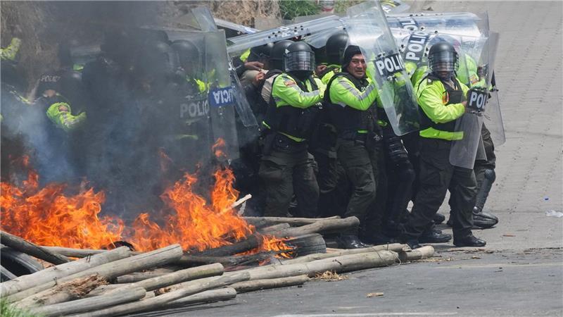 Bilder des Tages Die Polizei räumt eine Straßensperre, die von Demonstranten errichtet wurde, die gegen die Kürzung der Treibstoffsubventionen durch Präsident Noboa in Ecuador protestieren.