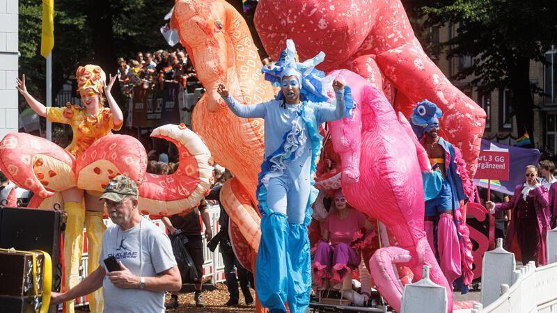 Airbus-Mitarbeiter setzen Zeichen beim CSD in Hamburg Die Polizei rechnete am Sonnabend in der Hamburger City mit bis zu 250.000 Teilnehmern.