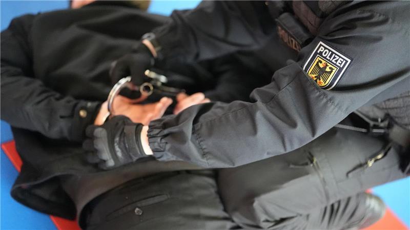 Die Polizei registrierte mehr als 1.400 Widerstandshandlungen und tätliche Angriffe gegen Einsatzkräfte.