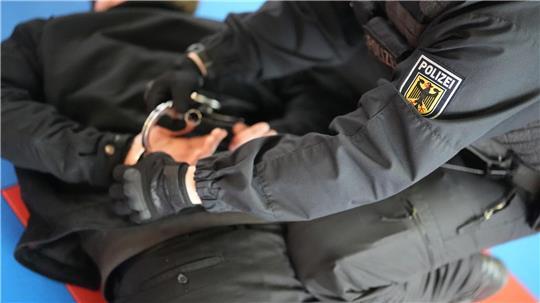 Die Polizei registrierte mehr als 1.400 Widerstandshandlungen und tätliche Angriffe gegen Einsatzkräfte.