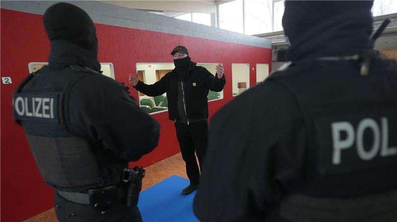 Die Polizei registrierte mehr als 1.400 Widerstandshandlungen und tätliche Angriffe gegen Einsatzkräfte.