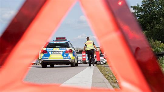 Die Polizei rettet einen Betrunkenen, der auf der A7 bei Göttingen lag. (Symbolbild)
