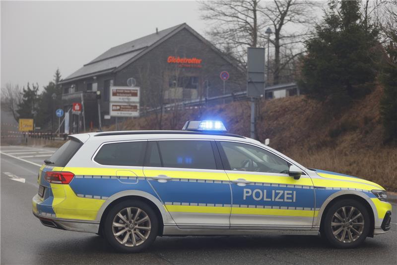 Die Polizei riegelte das Gelände rund um den Tatort weiträumig ab. Foto: dpa