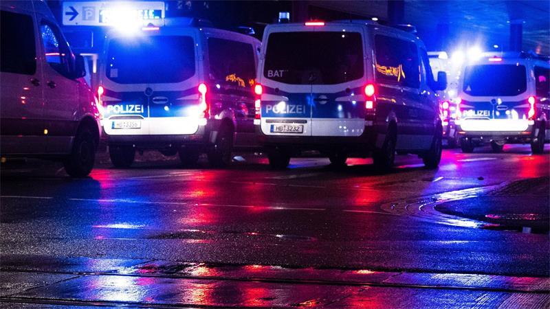 Die Polizei rückte mit mehreren Einsatzfahrzeugen zu dem Supermarkt aus. (Symbolbild)