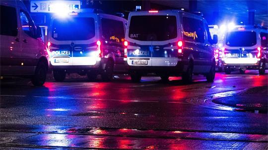 Die Polizei rückte mit mehreren Einsatzfahrzeugen zu dem Supermarkt aus. (Symbolbild)
