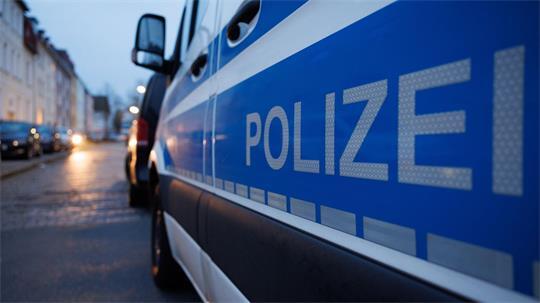 Die Polizei rückte mit zahlreichen Kräften an und nahm telefonisch Kontakt zu dem 29-Jährigen auf. (Symbolbild)