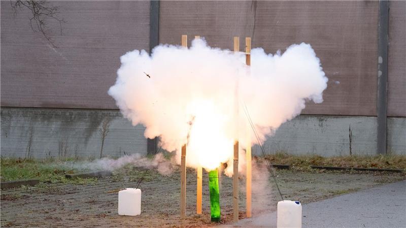 Kurz vor Silvester: Ansturm auf Böller und Raketen Die Polizei ruft zu sorgsamem Umgang mit Pyrotechnik auf.