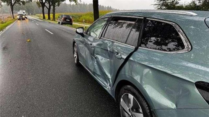 Drei Autos kollidieren bei Harsefeld – 54-Jährige verletzt Die Polizei schätzt den Gesamtschaden auf mindestens 20.000 Euro.
