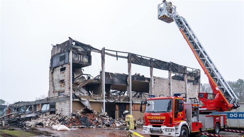 Nach Großfeuer: Turnhalle nur noch eine Ruine – Schule fiel aus Die Polizei schätzt den Sachschaden auf 30.000 Euro.
