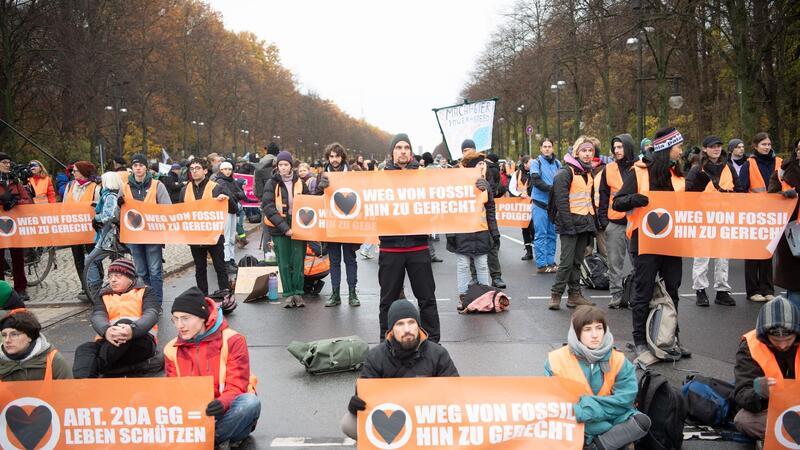 Berliner Polizei zählt 550 Störaktionen von Klimaschützern Die Polizei sei durch die Straßenblockaden und andere Aktionen massiv belastet worden.