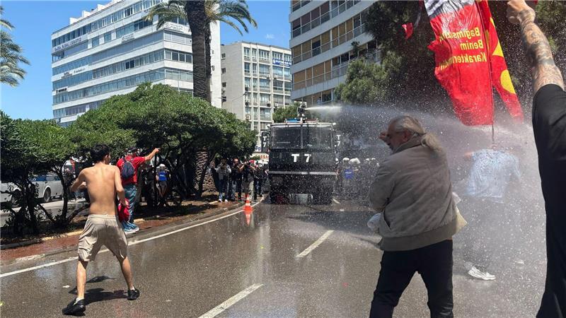 Neue Proteste in der Türkei - Polizei setzt Wasserwerfer ein Die Polizei setzt Wasserwerfer gegen Demonstranten ein.