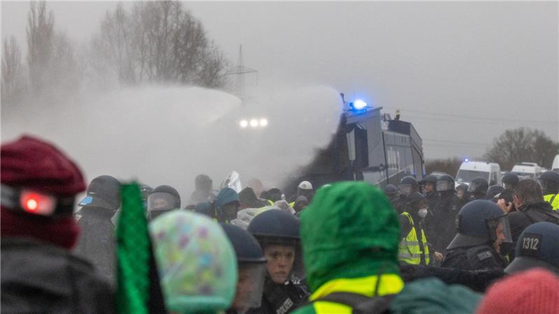 Die Polizei setzt Wasserwerfer gegen Demonstranten ein, die die B429 nahe der Lahnbrücke blockieren. 