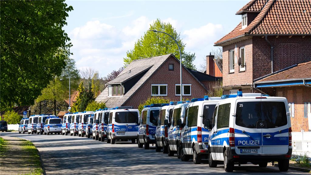 Die Polizei setzte Suchhunde und einen Hubschrauber sowie eine Drohne zur Suche ...