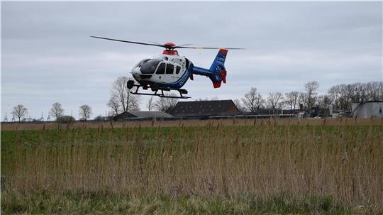 Die Polizei setzte bei der Suche nach den Einbrechern auch einen Hubschrauber ein.