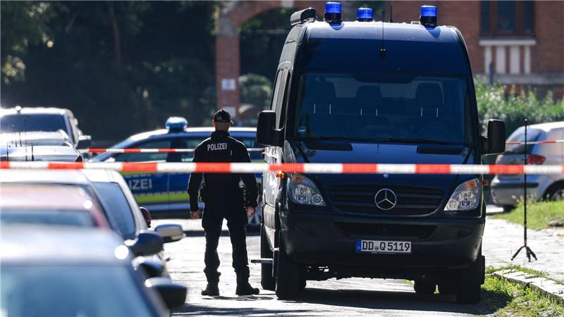Frau in Leipzig getötet und Kind verletzt Die Polizei sichert Spuren in der Nähe des Tatortes in Leipzig.