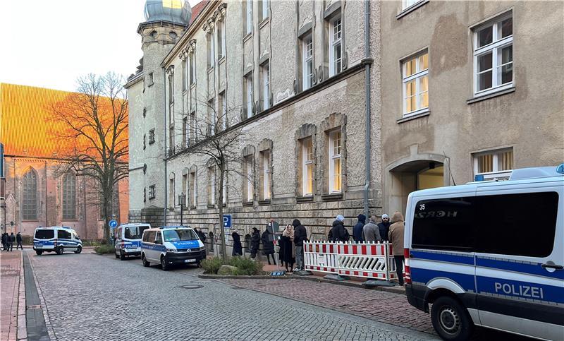 Clan-Prozess: Stader Richter wirft Zuschauer nach Drohung aus dem Gericht Die Polizei sichert das Landgericht Stade an den Prozesstagen mit einem Großaufgebot.
