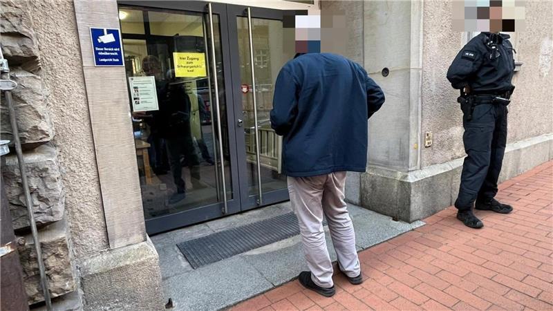 Toter vom Bahnhof: Anwältin der Familie spricht von Treibjagd und Hinterhalt Die Polizei sichert den Eingang: Strenge Kontrollen am Landgericht Stade.