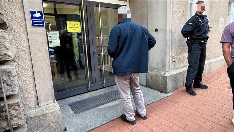 Toter vom Stader Bahnhof: Taxifahrer soll Todesdrohungen belegen Die Polizei sichert den Prozess ab. An einigen Tagen im Hintergrund, an anderen Tagen ganz offen.