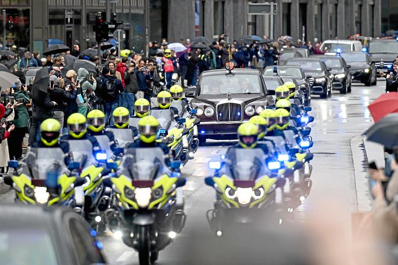 Die Polizei sichert den königlichen Besuch mit rund 1000 Einsatzkräften. Foto: dpa