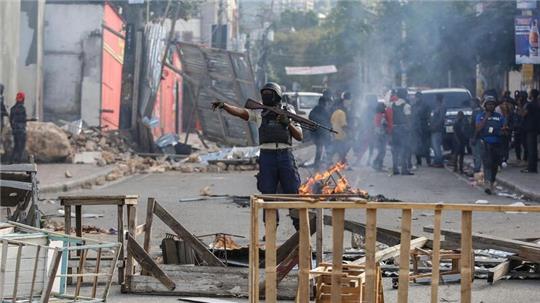 Die Polizei sichert eine Straßensperre in Port-au-Prince, die von Demonstranten errichtet wurde.