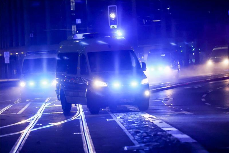 Unter Drogen, zu viel Alkohol: Linienbus-Fahrer verursacht Unfall Die Polizei sichert einen Einsatzort.