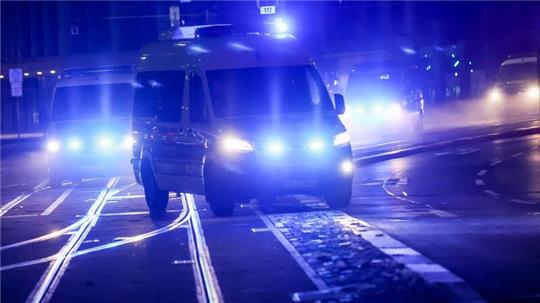 Die Polizei sichert einen Einsatzort.