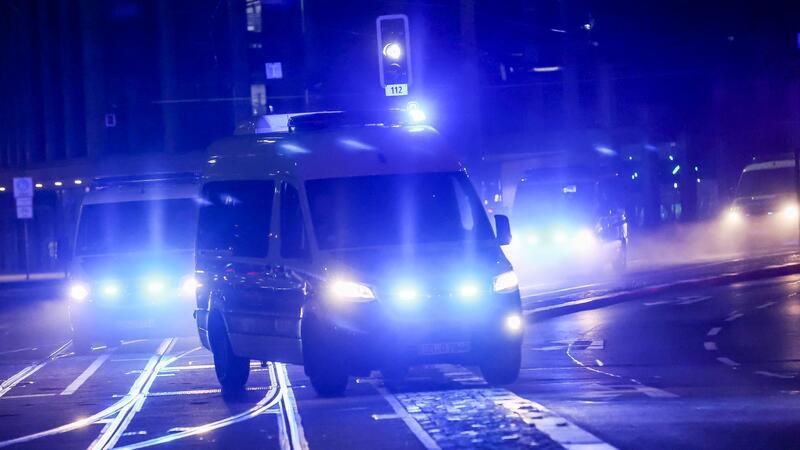 Mehrere Durchsuchungen und Haftbefehle wegen Drogenhandels Die Polizei sichert einen Einsatzort.