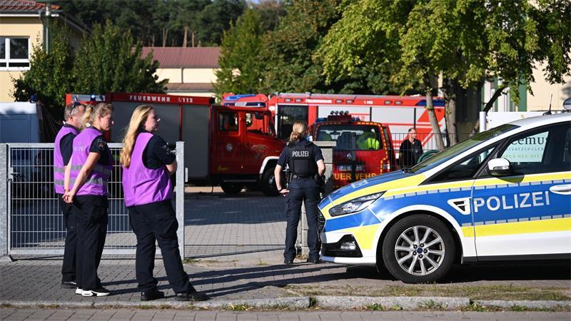Gewalttat mit zwei Toten an Schule schockt Brandenburg Die Polizei sichert nach einer Gewalttat die Schule in Gosen-Neu Zittau ab.