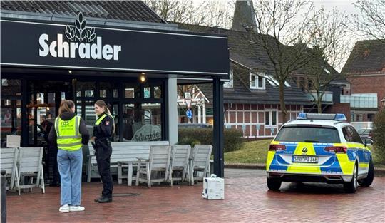 Die Polizei sicherte am Mittwochmorgen Spuren an der Schrader-Filiale in Jork.