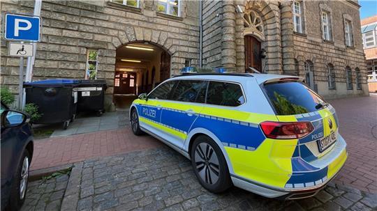 Die Polizei sicherte am Montagvormittag den Block.