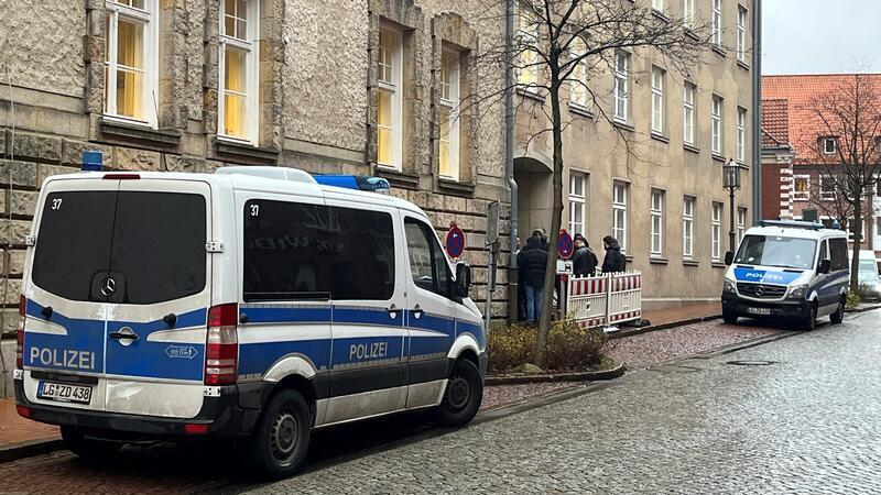Stader Clan-Prozess: Tumult nach Provokationen im Gerichtssaal Die Polizei sicherte das Landgericht Stade mit einem Großaufgebot.