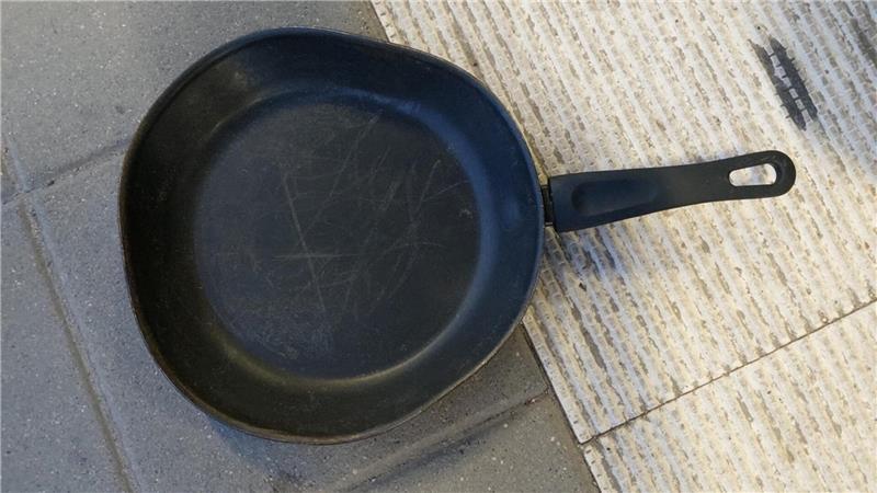 Die Polizei sicherte die Tatwaffe als „Beweismittel Bratpfanne“.