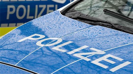 Die Polizei sicherte die Unfallstelle zunächst weiträumig. (Symbolbild)