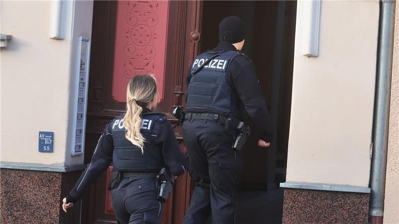 Frau in Tram angezündet - Diskussion über Femizide Die Polizei soll auch die Wohnung des tatverdächtigen Ehemanns des Opfers durchsucht haben.